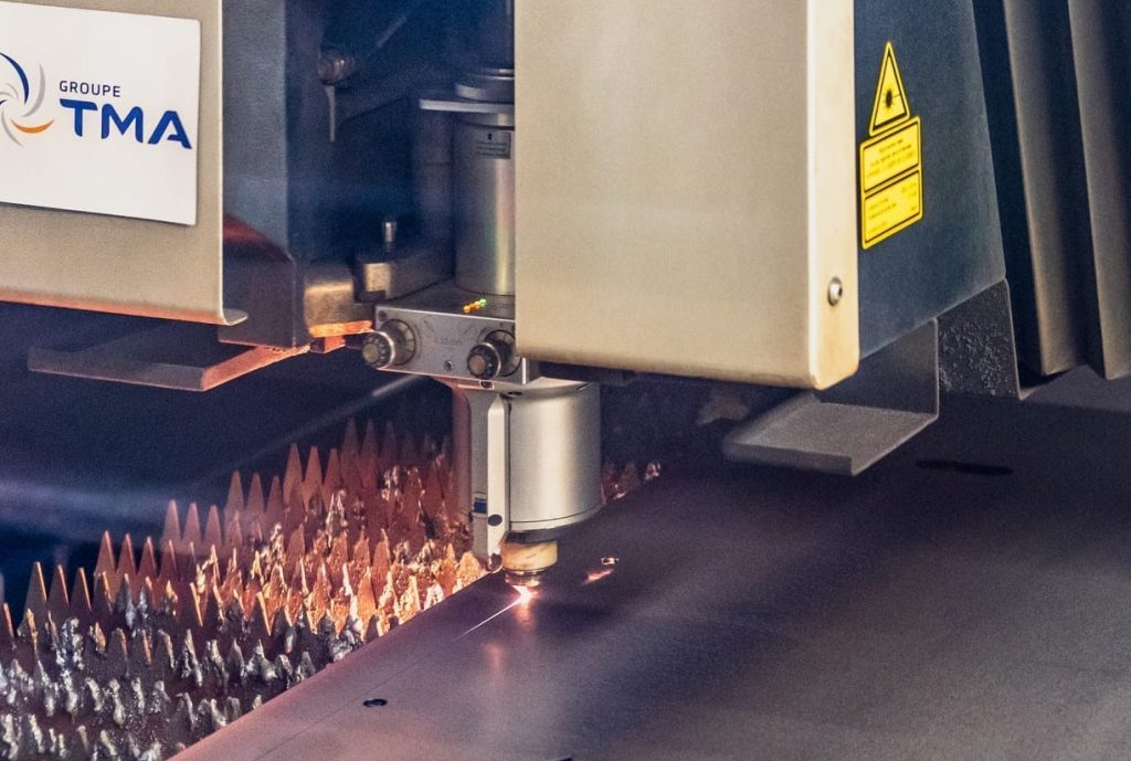 Lasermaschine beim Zuschnitt eines Aluminiumblechs